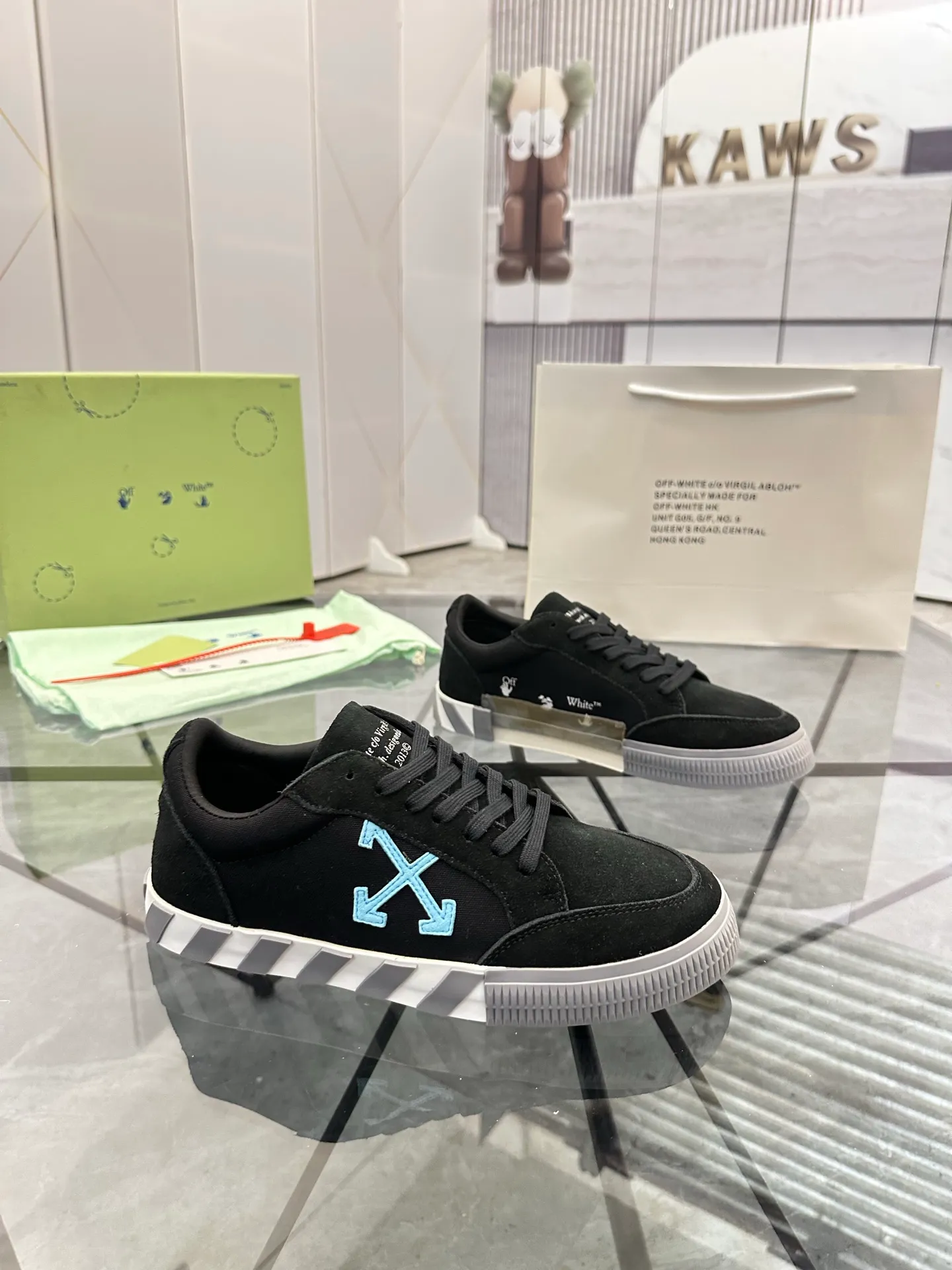 Selling men's shoes 💰: 💰P440¥ Product trademark: OFF WHITE * "OFF WHITE*" low-top casual shoes Regular size: 35-45 (can be customized to 46) Couple style Product materials: imported nubuck leather upper spliced ​​with original fabric, breathable lining, original outsole. No.: H203